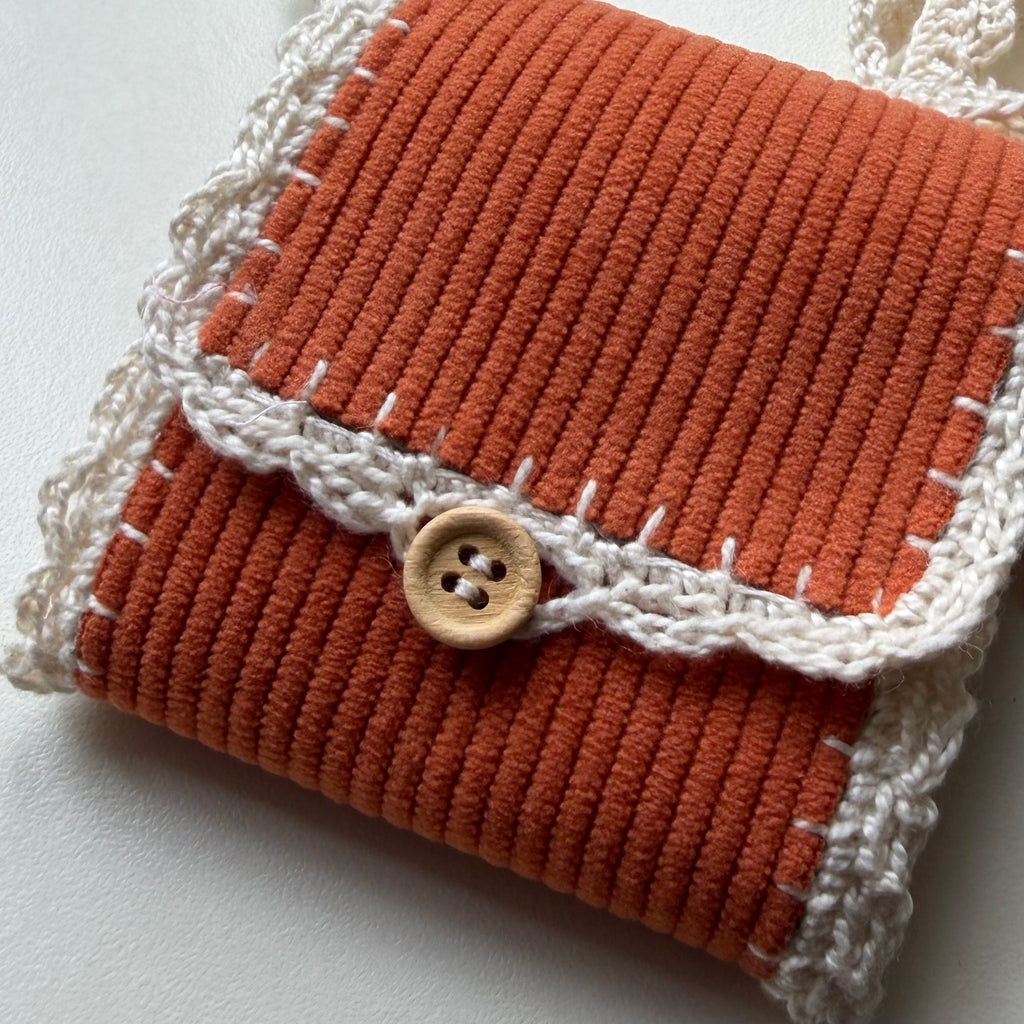 Atelier Séléna - Oratoire de poche en bandoulière - Dentelle à la main - à personnaliser