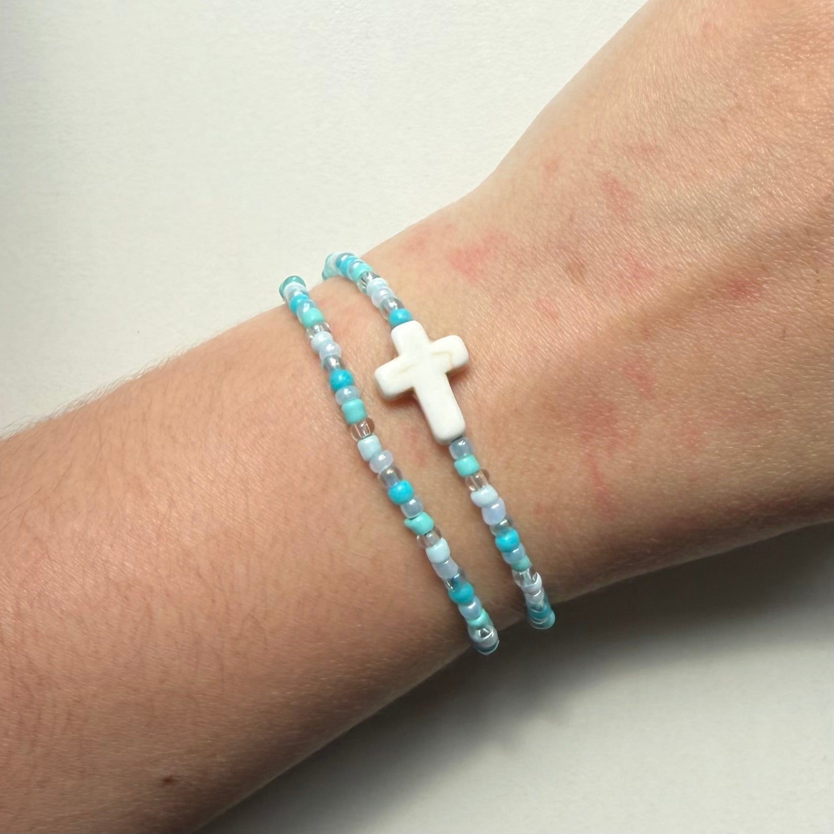 Atelier Séléna - Bracelet Perles de Rocailles + Croix céramique