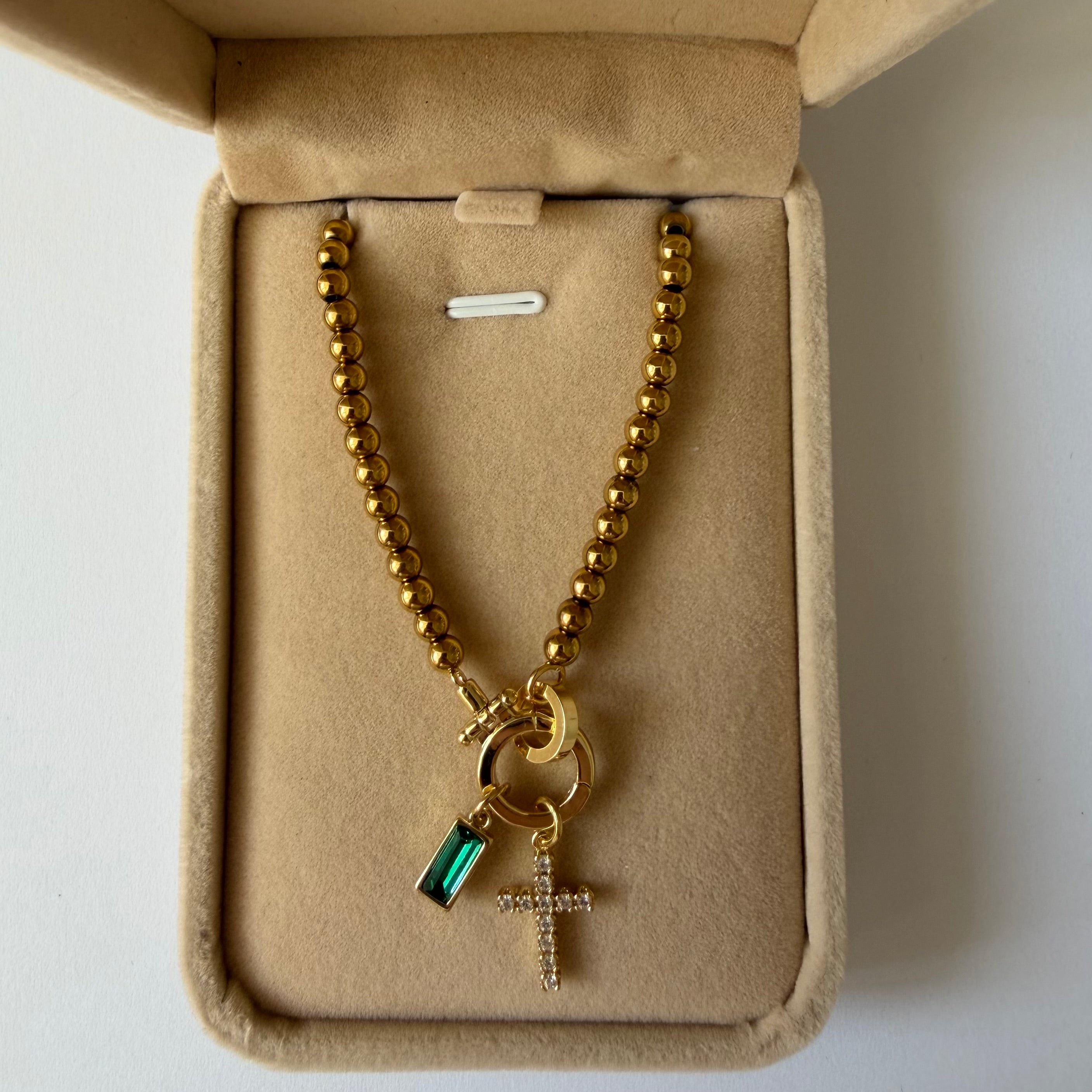 Atelier Séléna - Bracelet croix et pierre de naissance Mai - Plaqué or 18k - avec écrin