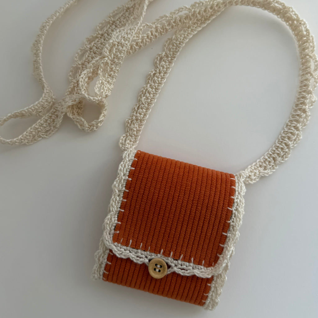 Atelier Séléna - Oratoire de poche en bandoulière - Dentelle à la main - à personnaliser