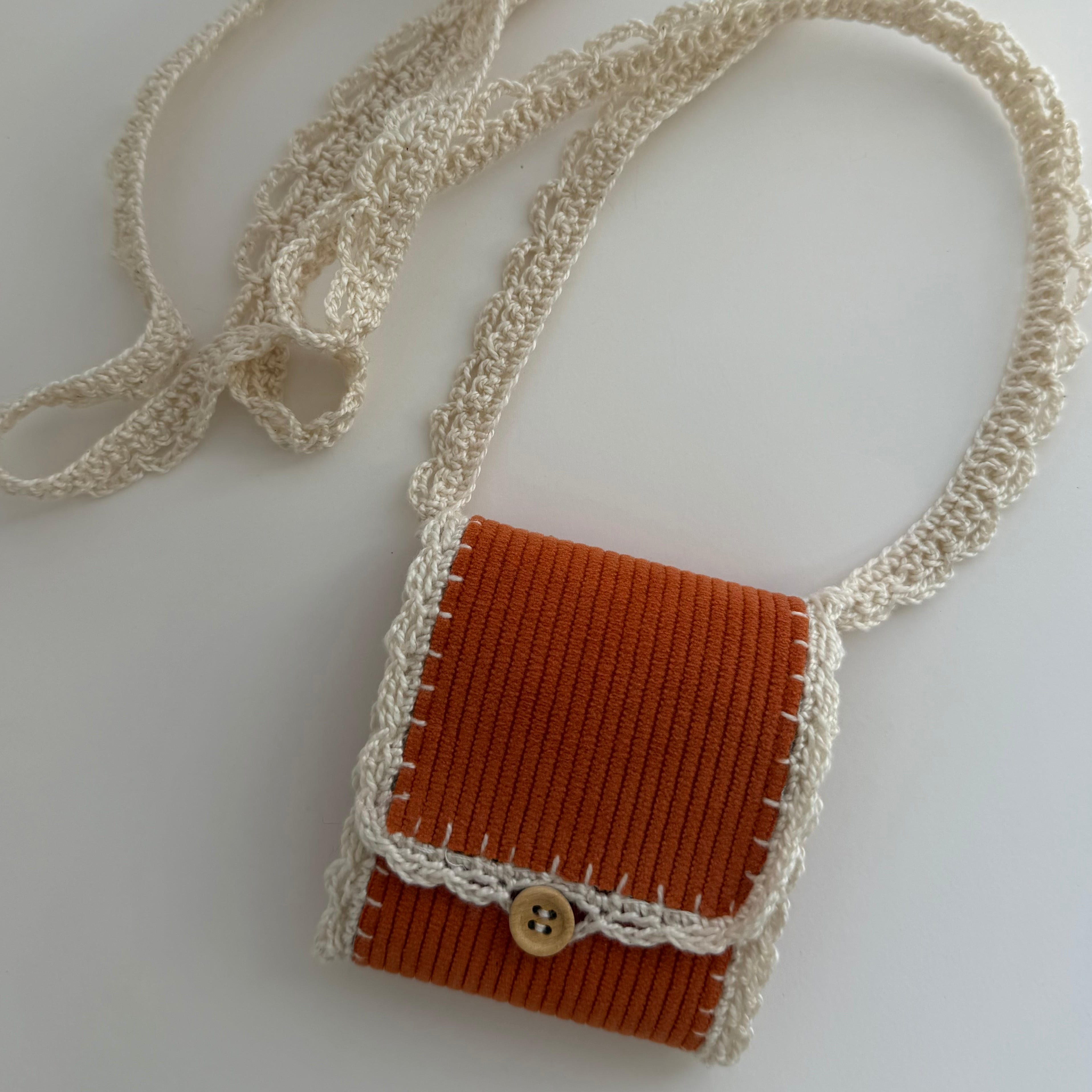 Atelier Séléna - Oratoire de poche en bandoulière - Dentelle à la main - à personnaliser
