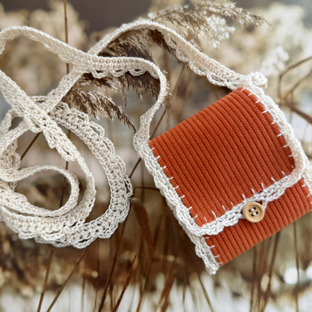 Atelier Séléna - Oratoire de poche en bandoulière - Dentelle à la main - à personnaliser