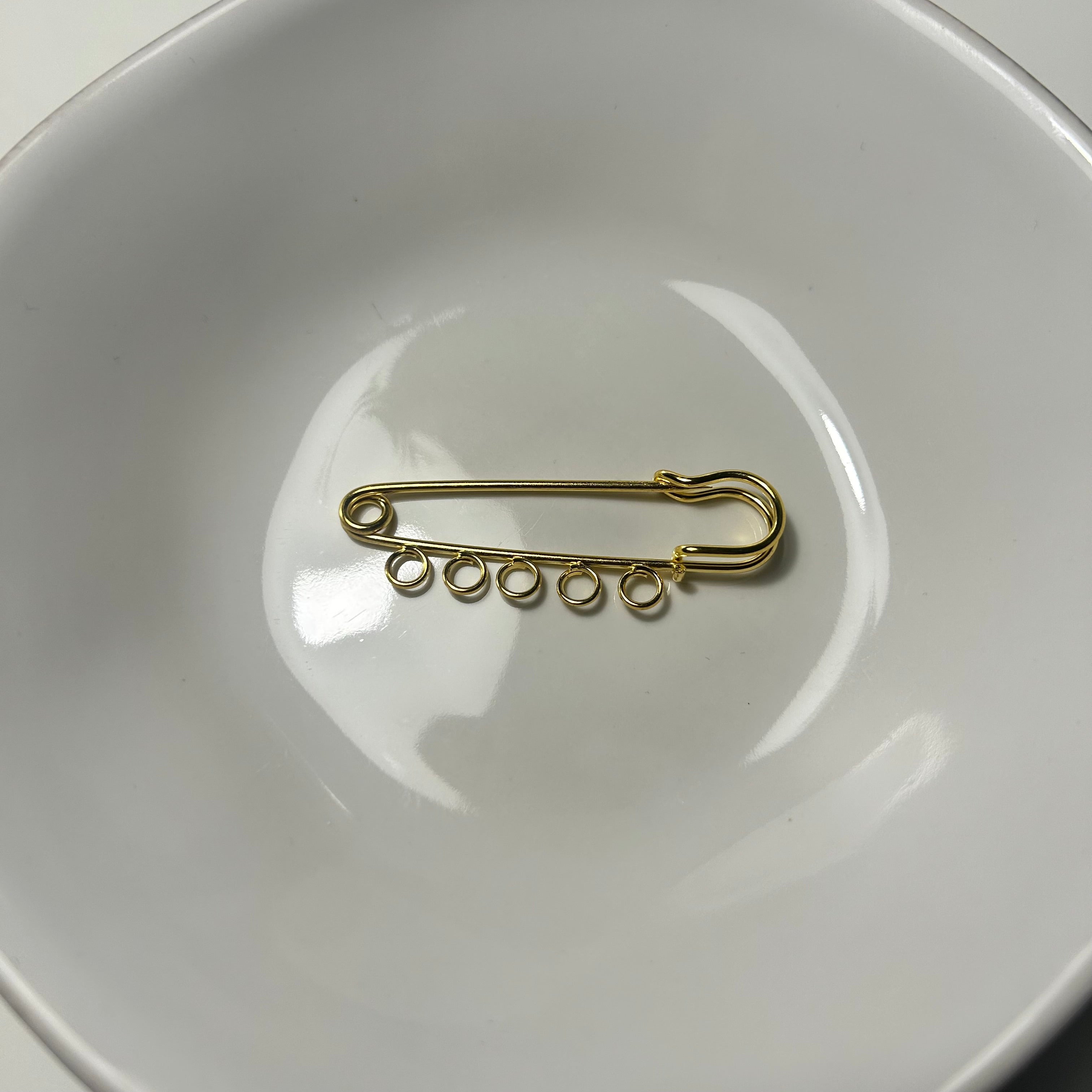 Atelier Séléna - Broche personnalisable dorée - 5 breloques