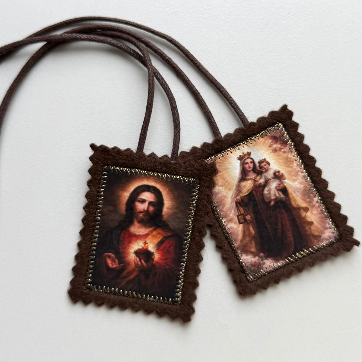 Atelier Séléna - Scapulaire de Notre-Dame du Mont-Carmel - Confection artisanale - feutrine 100% laine - Cordon coton ciré marron