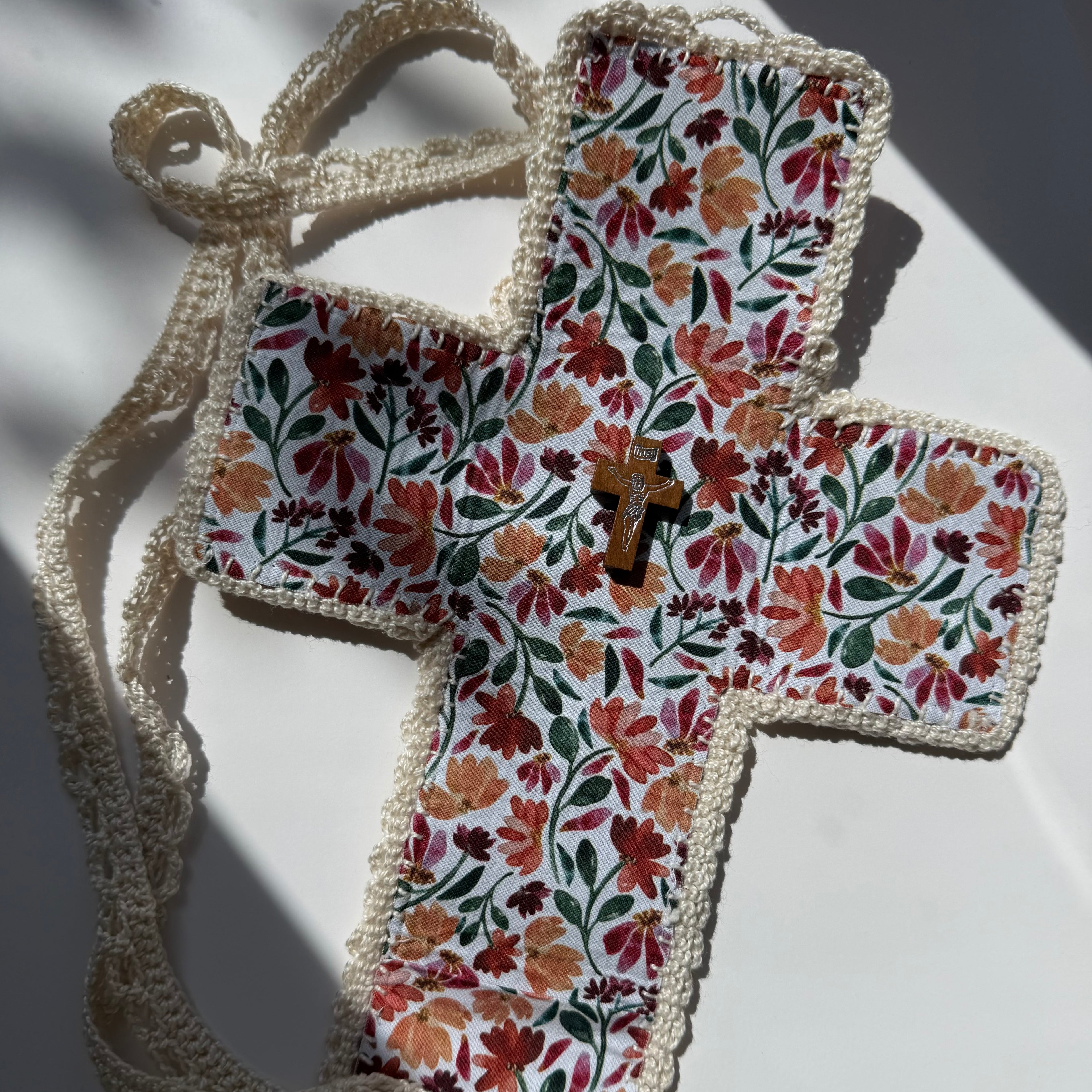 Atelier Séléna - Oratoire de poche en bandoulière - Dentelle à la main - à personnaliser