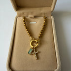 Atelier Séléna - Bracelet croix et pierre de naissance Mars - Plaqué or 18k - avec écrin