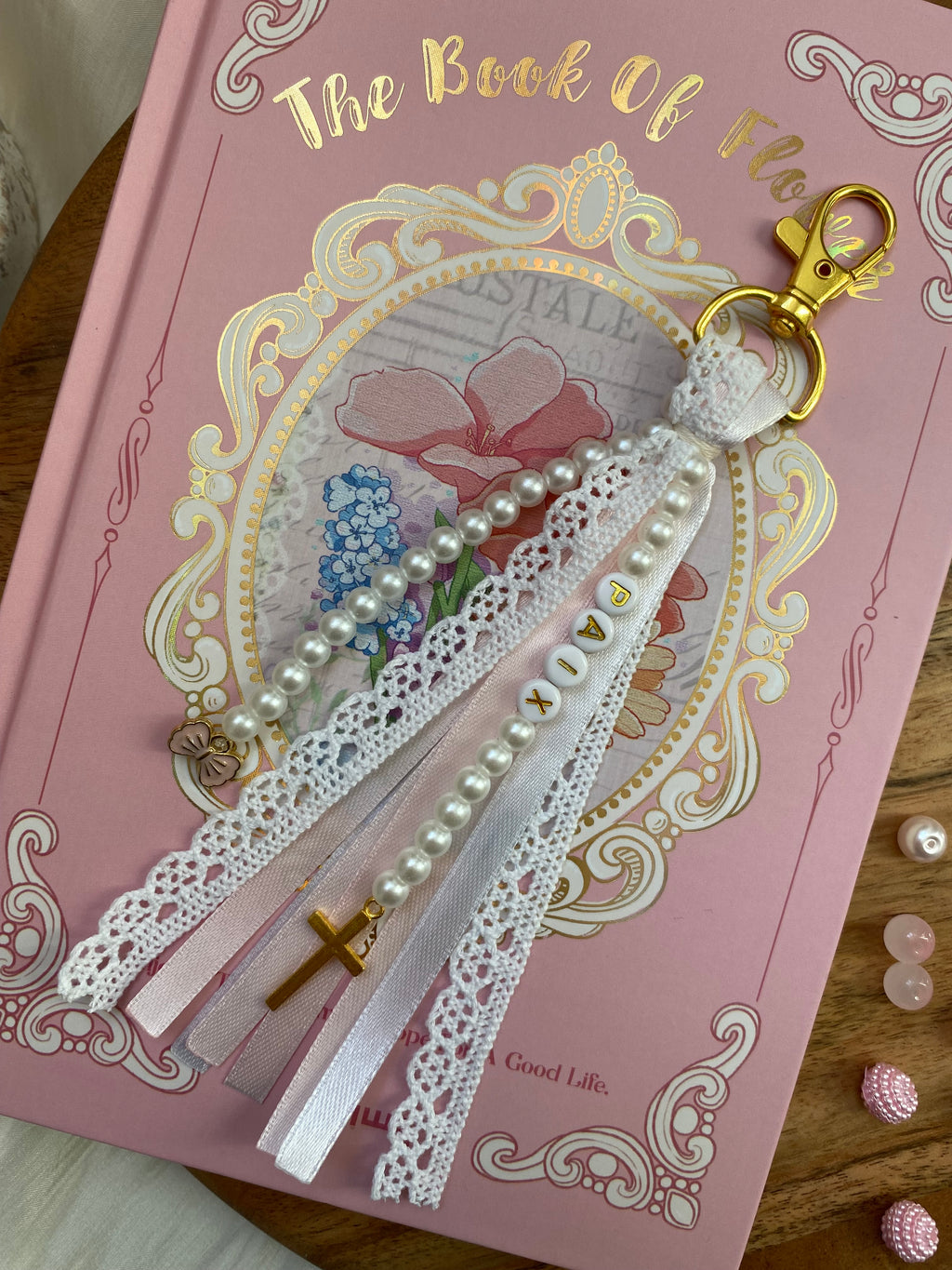 Atelier Séléna - Grigri de sac « Paix » Octobre Rose
