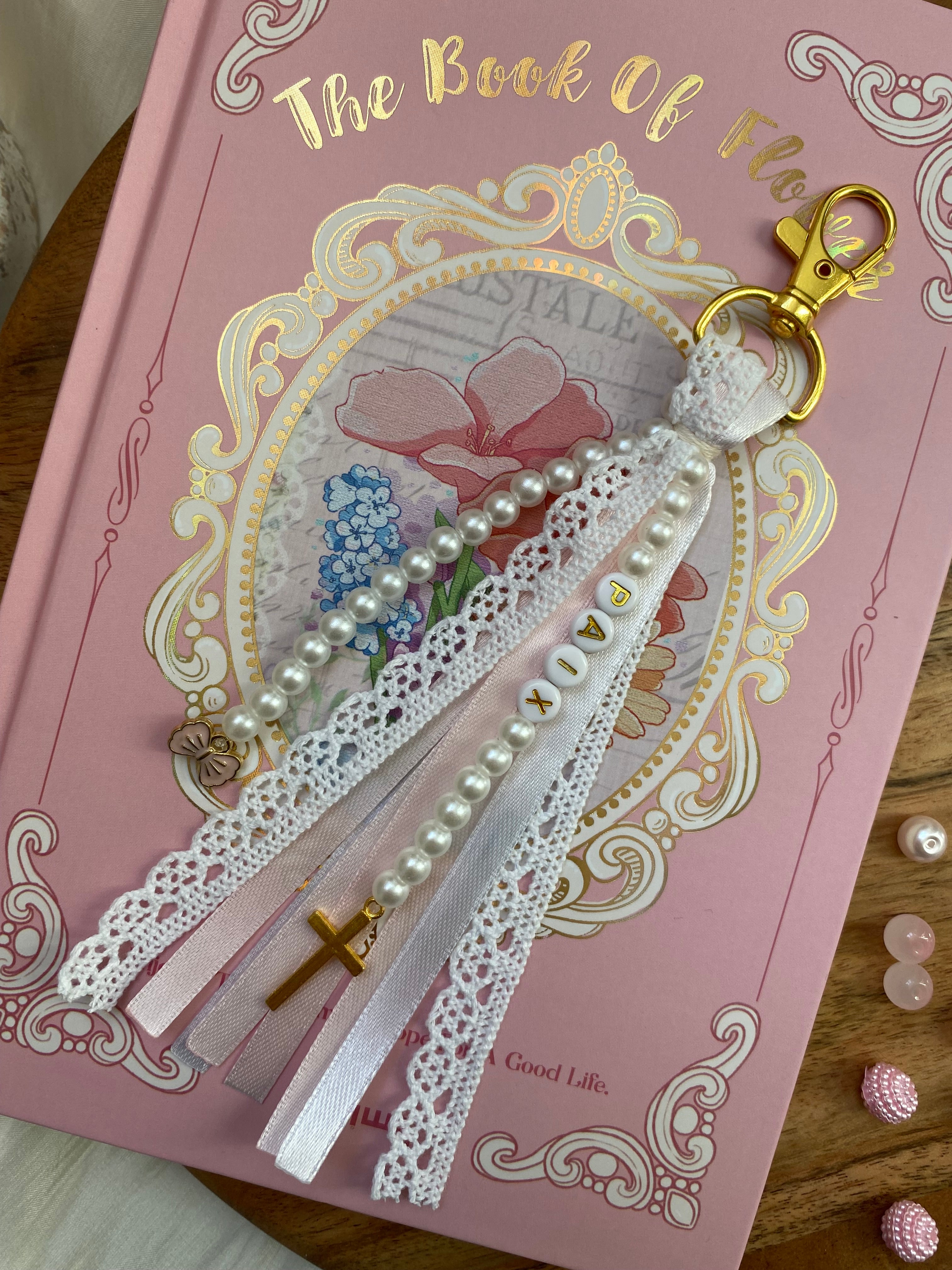 Atelier Séléna - Grigri de sac « Paix » Octobre Rose