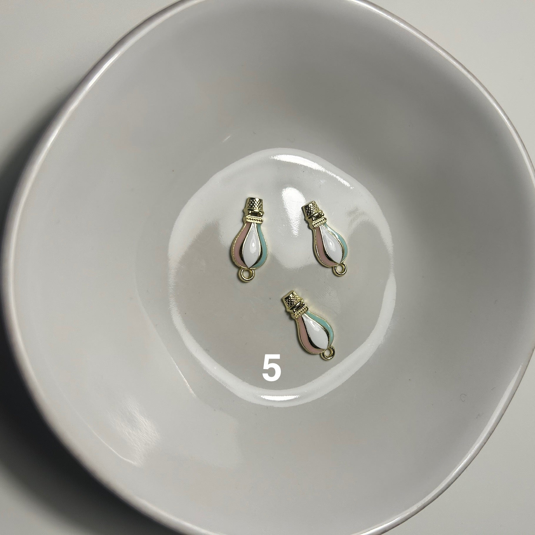 Atelier Séléna - Broche personnalisable dorée - 5 breloques