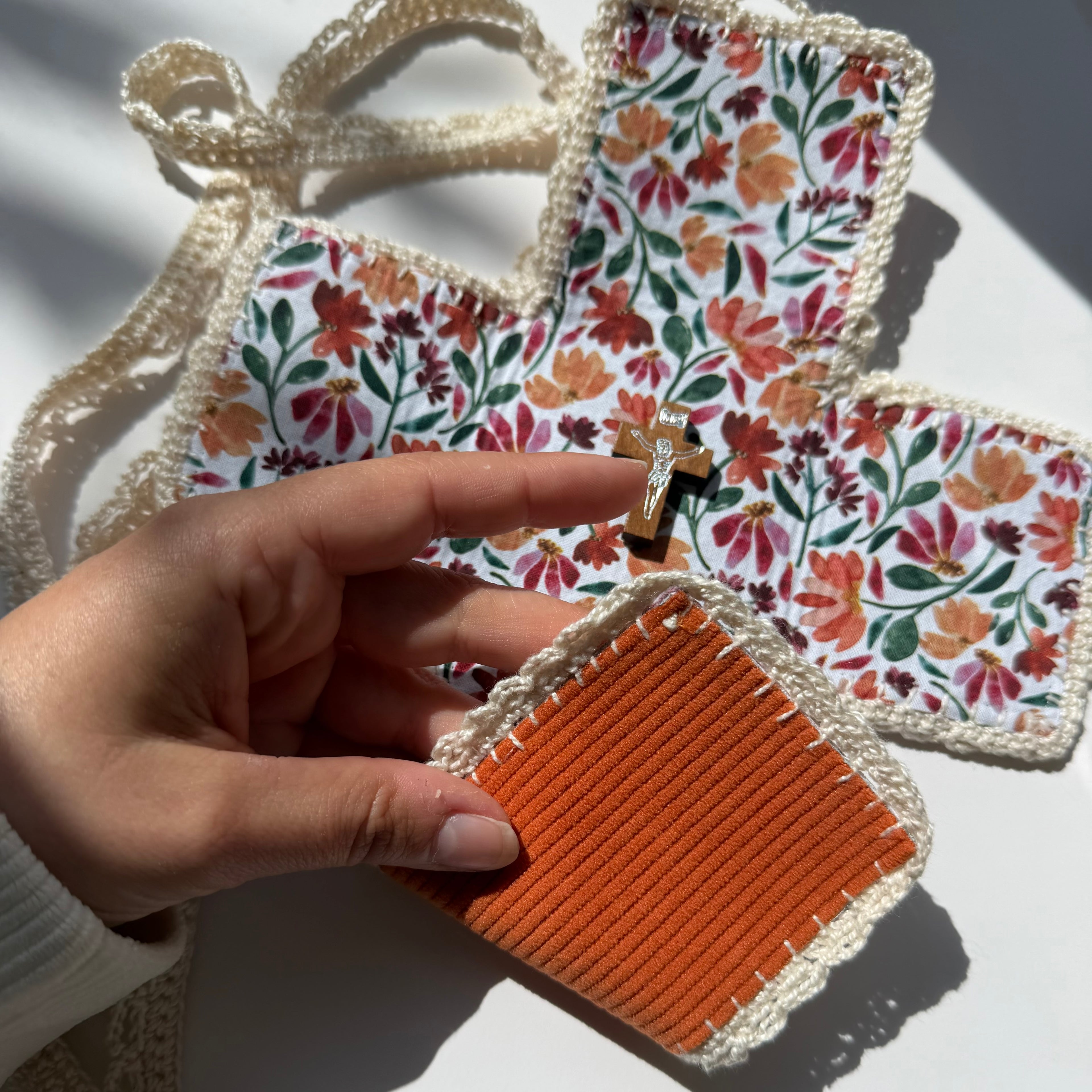 Atelier Séléna - Oratoire de poche en bandoulière - Dentelle à la main - à personnaliser