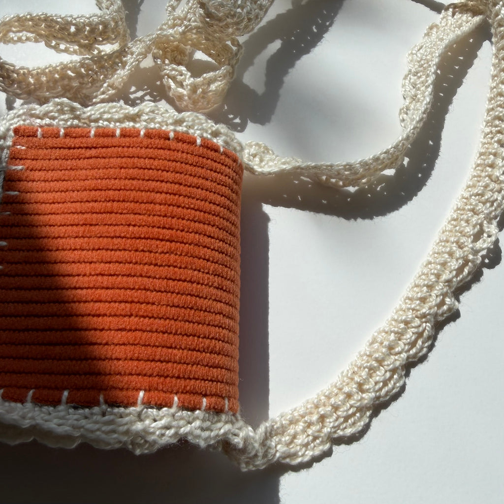 Atelier Séléna - Oratoire de poche en bandoulière - Dentelle à la main - à personnaliser