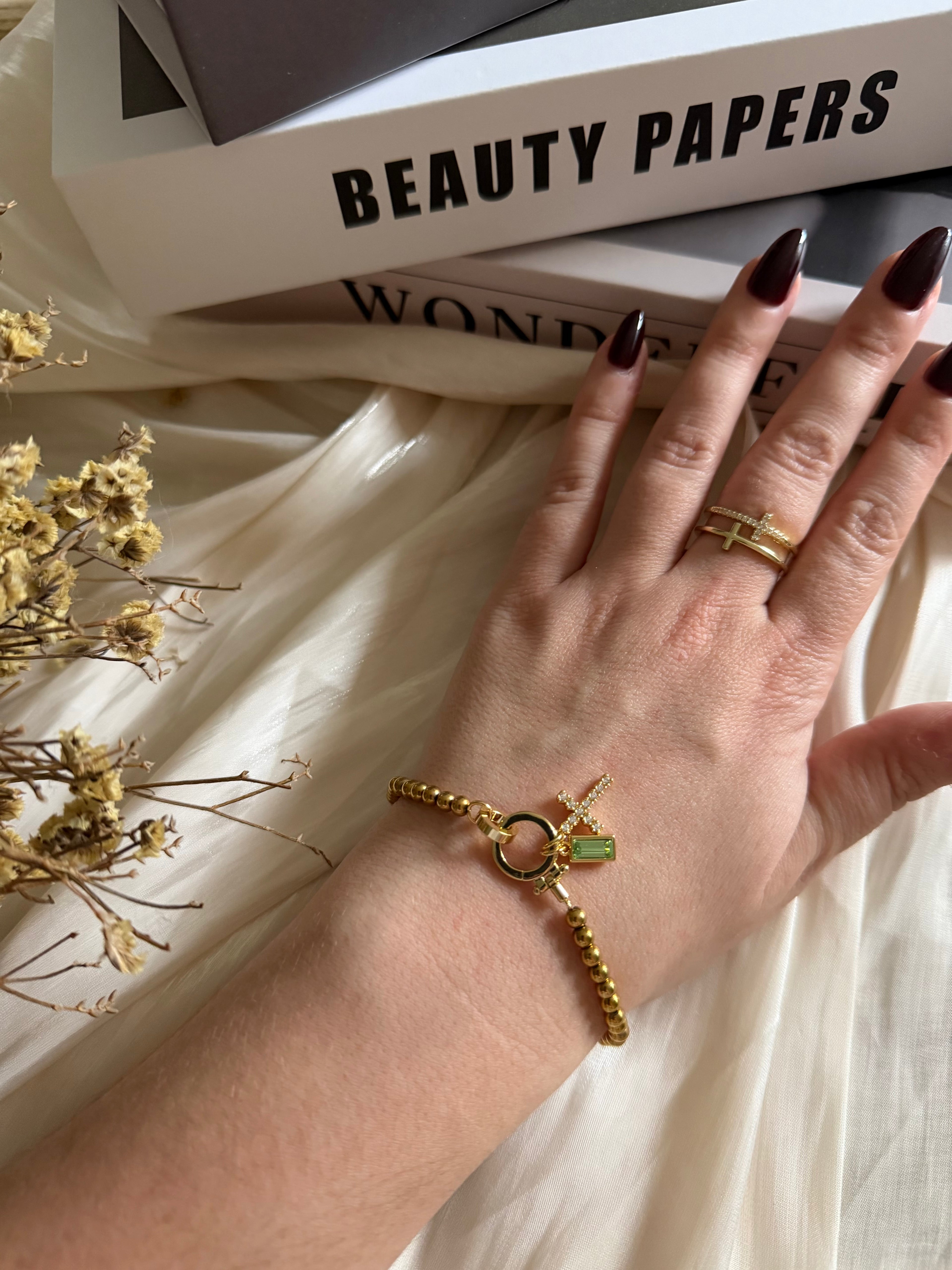 Atelier Séléna - Bracelet croix et pierre de naissance Août - Plaqué or 18k - avec écrin