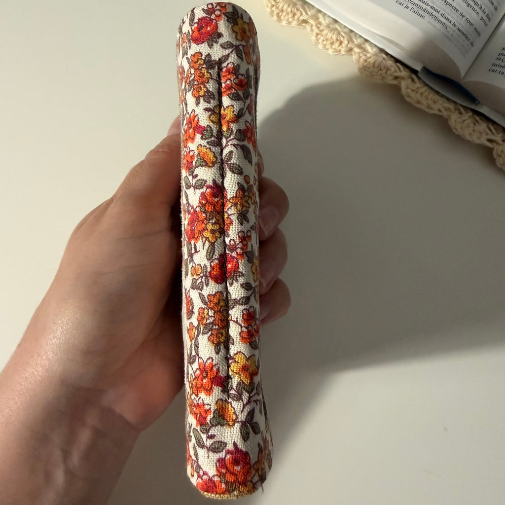 Atelier Séléna - Livre de foi artisanal - petit format - en tissu, fait main - Modèle aléatoire - Délai environ 1 semaine