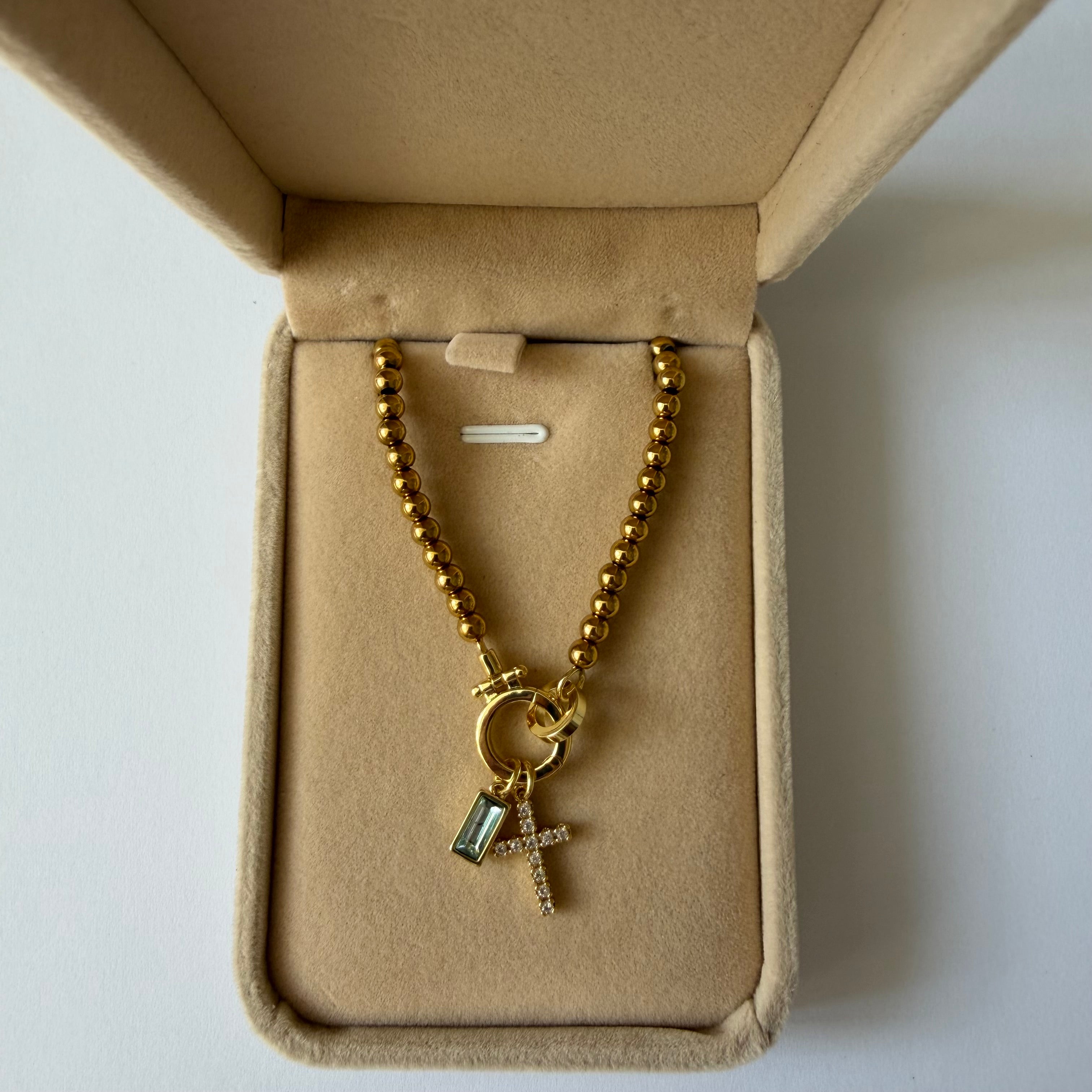 Atelier Séléna - Bracelet croix et pierre de naissance Mars - Plaqué or 18k - avec écrin