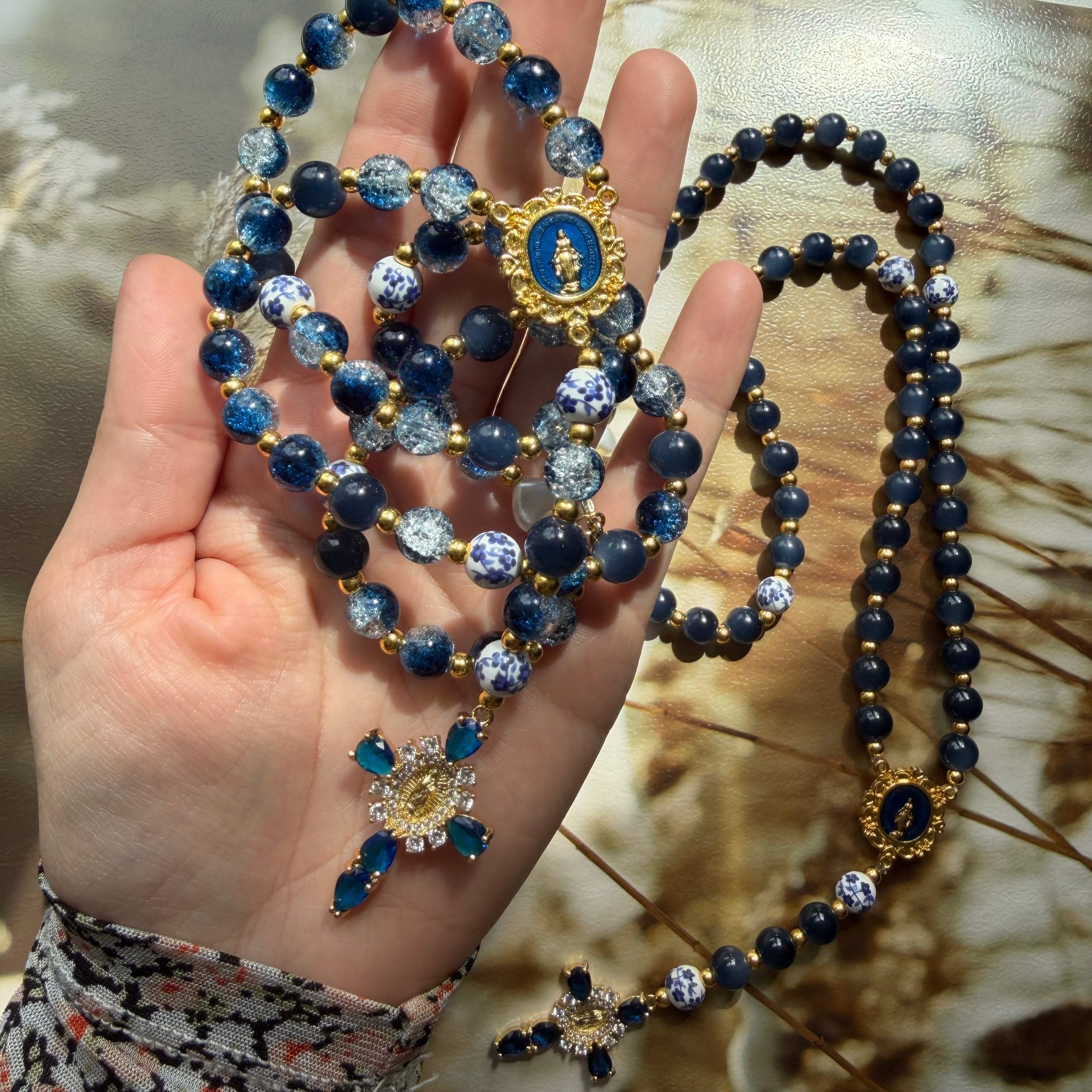Chapelet personnalisé - Instagram - perles bleu marine + céramique + cœur blanc + initiale M ronde blanche