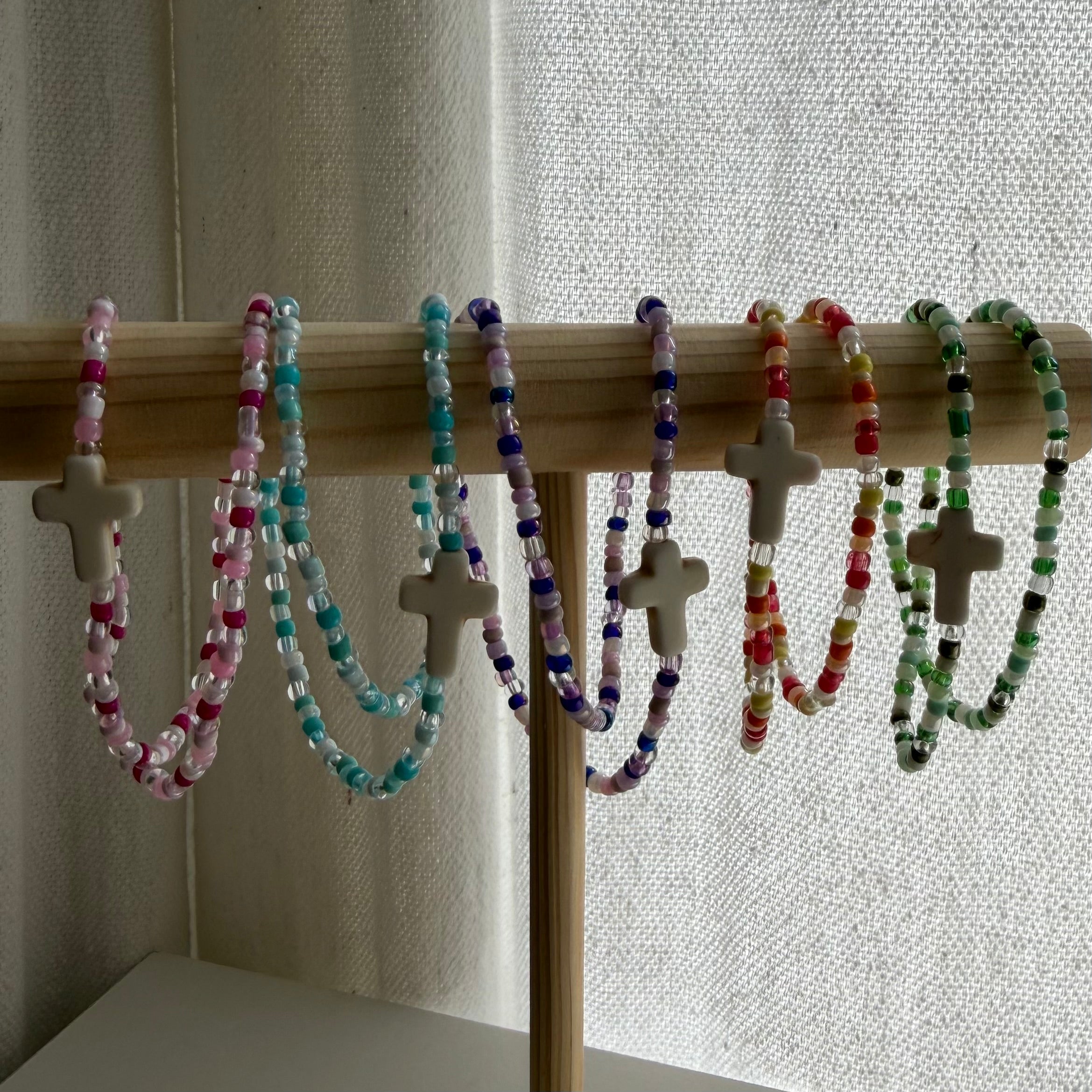 Atelier Séléna - Bracelet Perles de Rocailles + Croix céramique