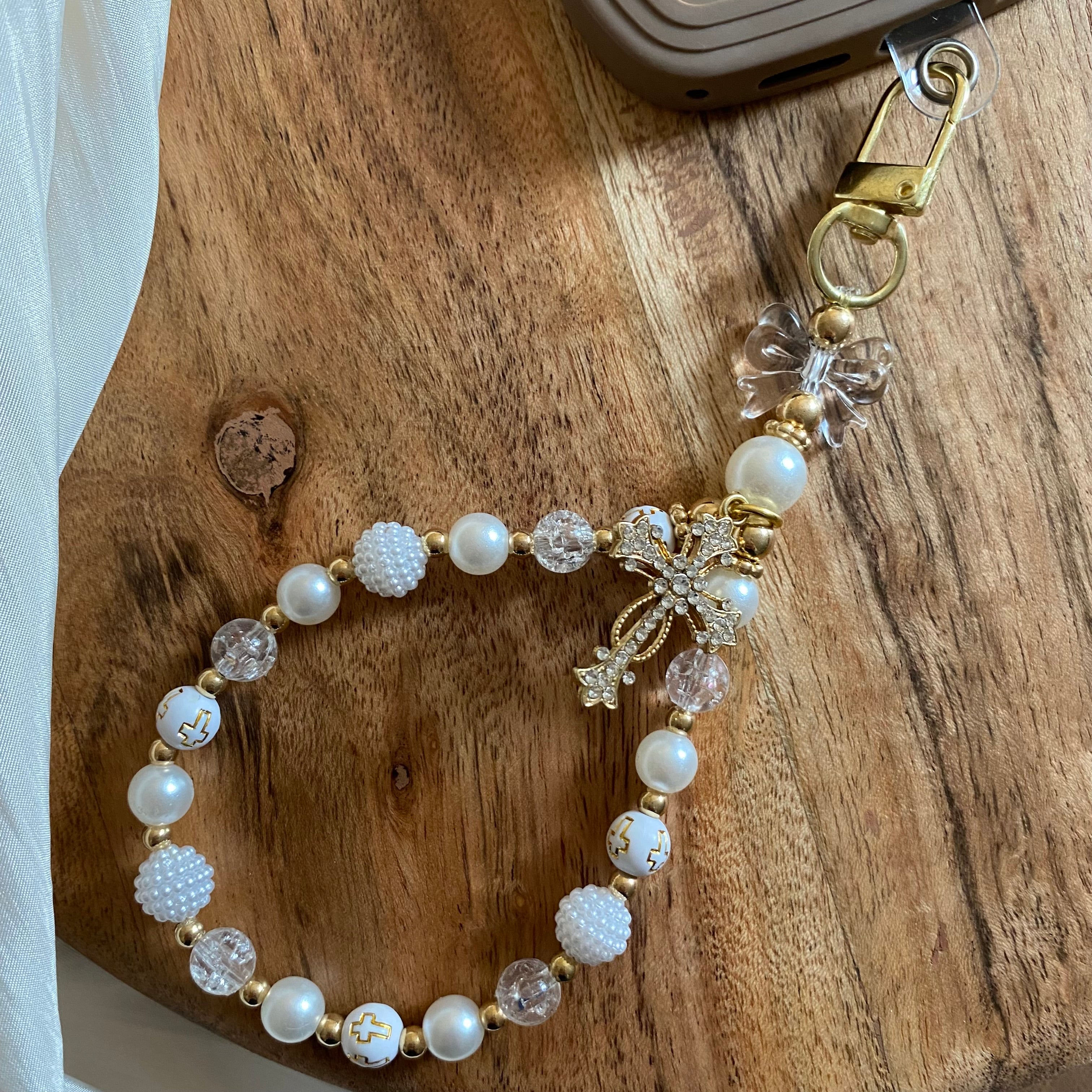 Bijou de téléphone - Élégance Perles et Croix Dorée