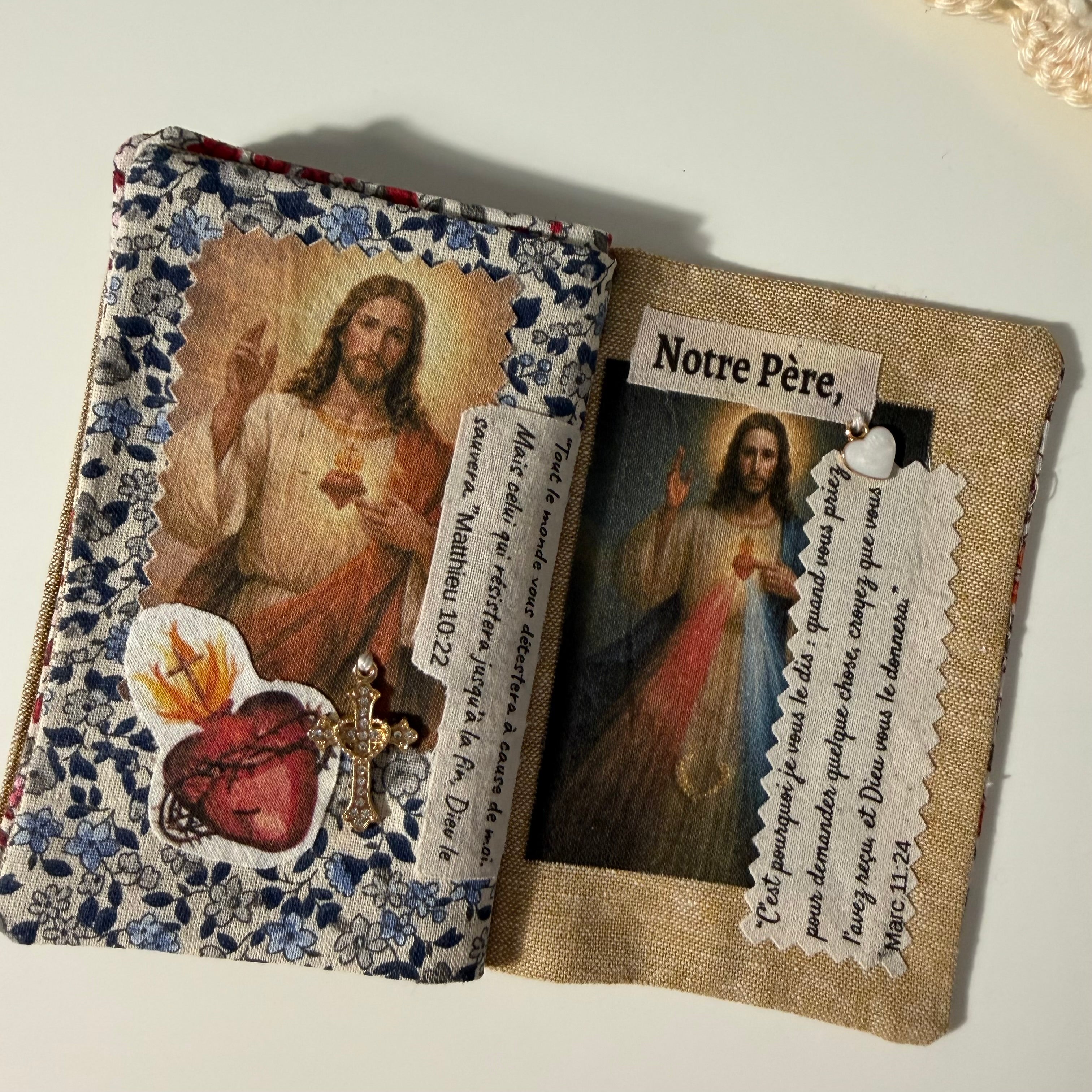 Atelier Séléna - Livre de foi artisanal - petit format - en tissu, fait main - Modèle aléatoire - Délai environ 1 semaine
