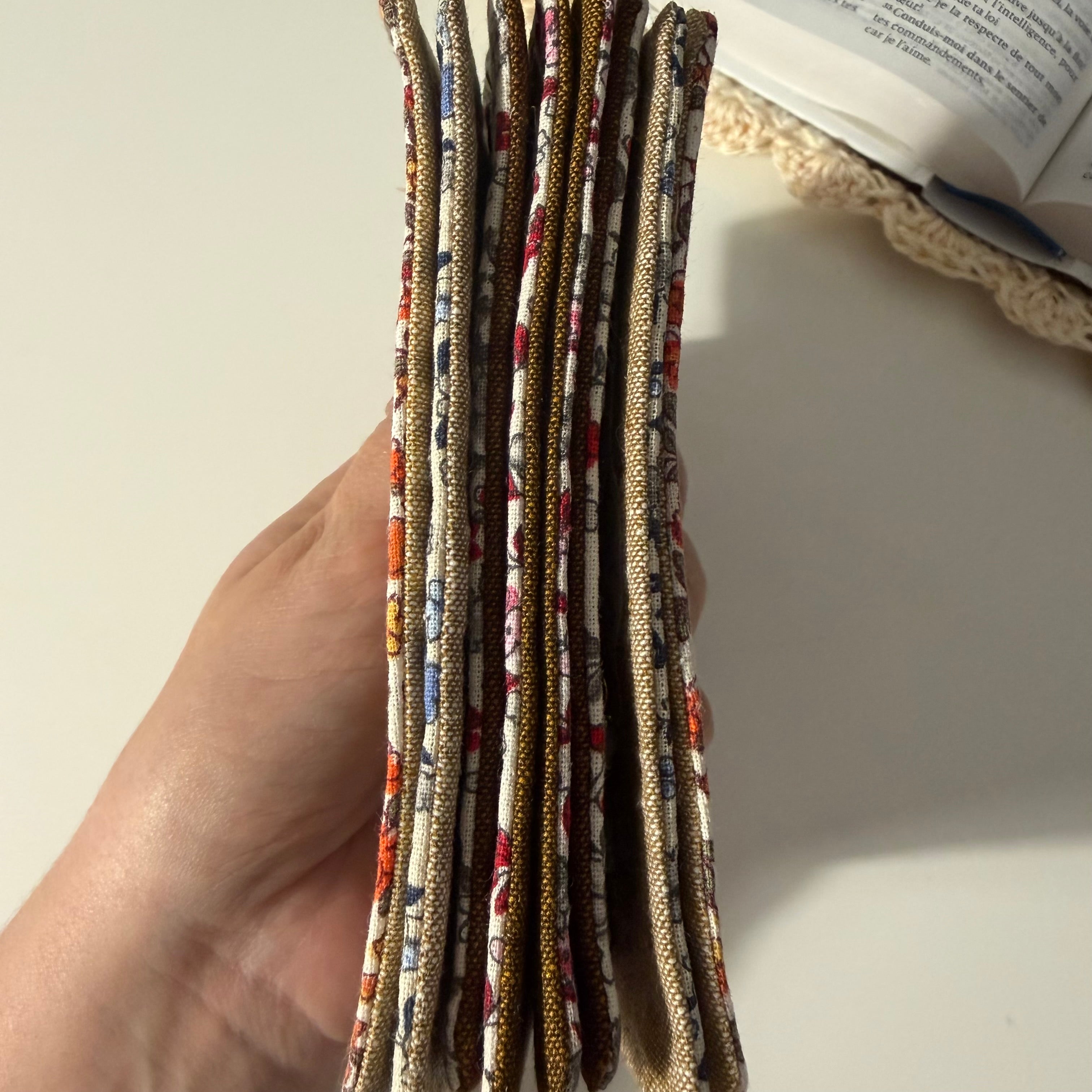 Atelier Séléna - Livre de foi artisanal - petit format - en tissu, fait main - Modèle aléatoire - Délai environ 1 semaine
