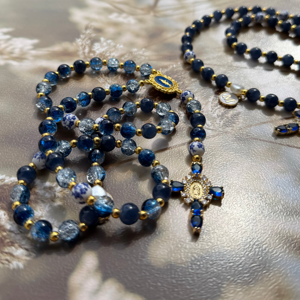 Chapelet personnalisé - Instagram - perles bleu marine + céramique + cœur blanc + initiale M ronde blanche