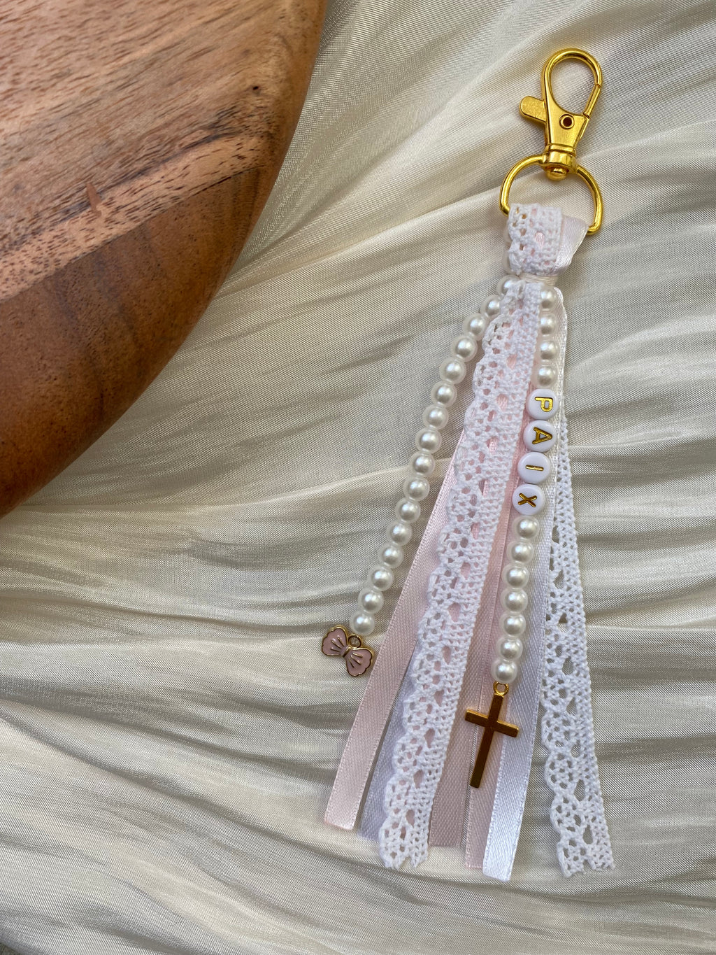 Atelier Séléna - Grigri de sac « Paix » Octobre Rose