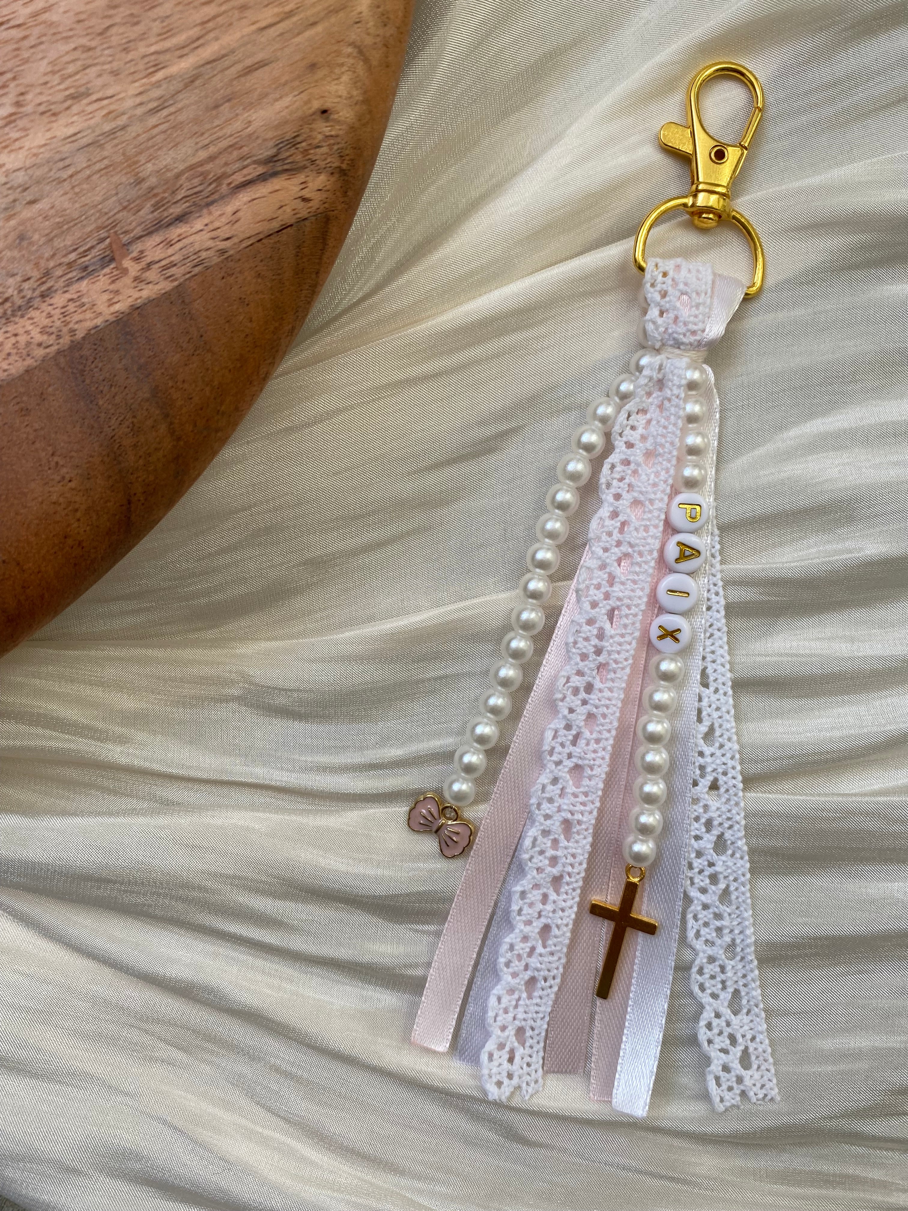 Atelier Séléna - Grigri de sac « Paix » Octobre Rose