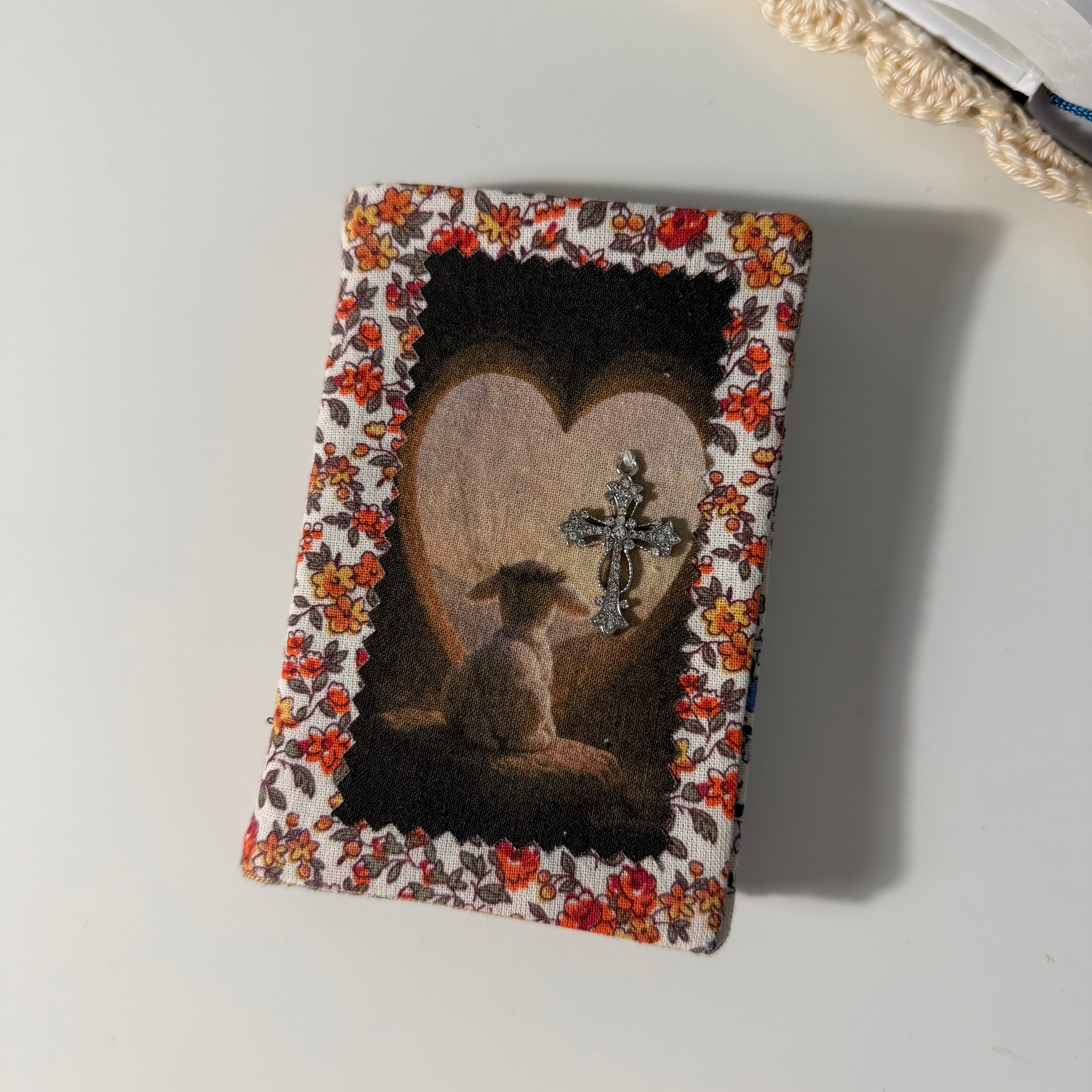 Atelier Séléna - Livre de foi artisanal - petit format - en tissu, fait main - Modèle aléatoire - Délai environ 1 semaine