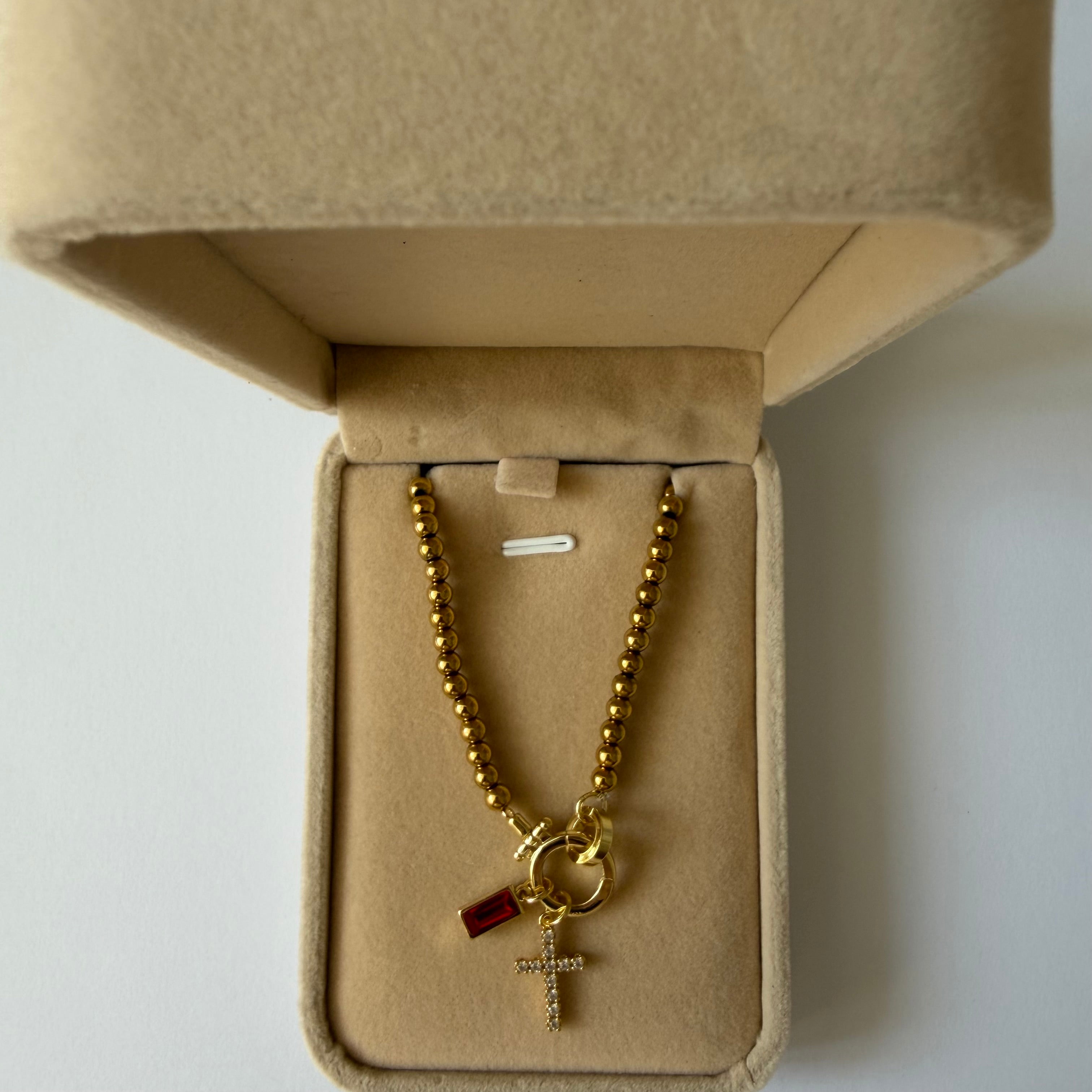 Atelier Séléna - Bracelet croix et pierre de naissance Janvier - Plaqué or 18k - avec écrin