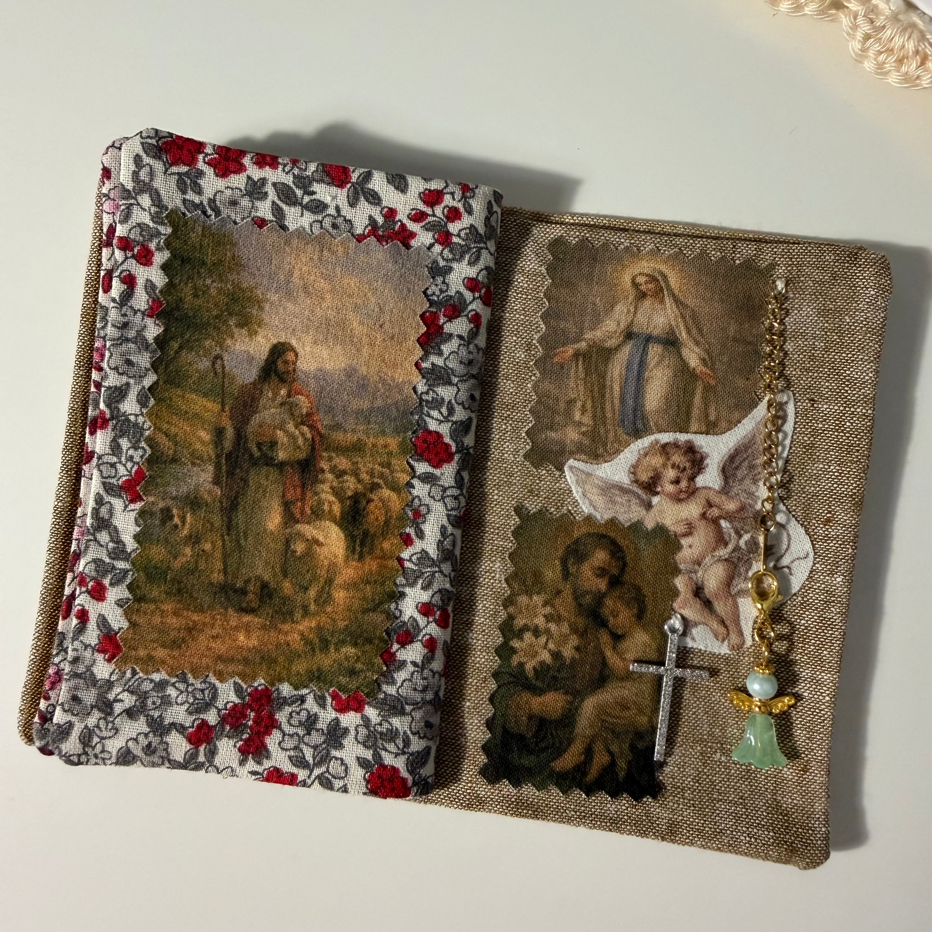 Atelier Séléna - Livre de foi artisanal - petit format - en tissu, fait main - Modèle aléatoire - Délai environ 1 semaine