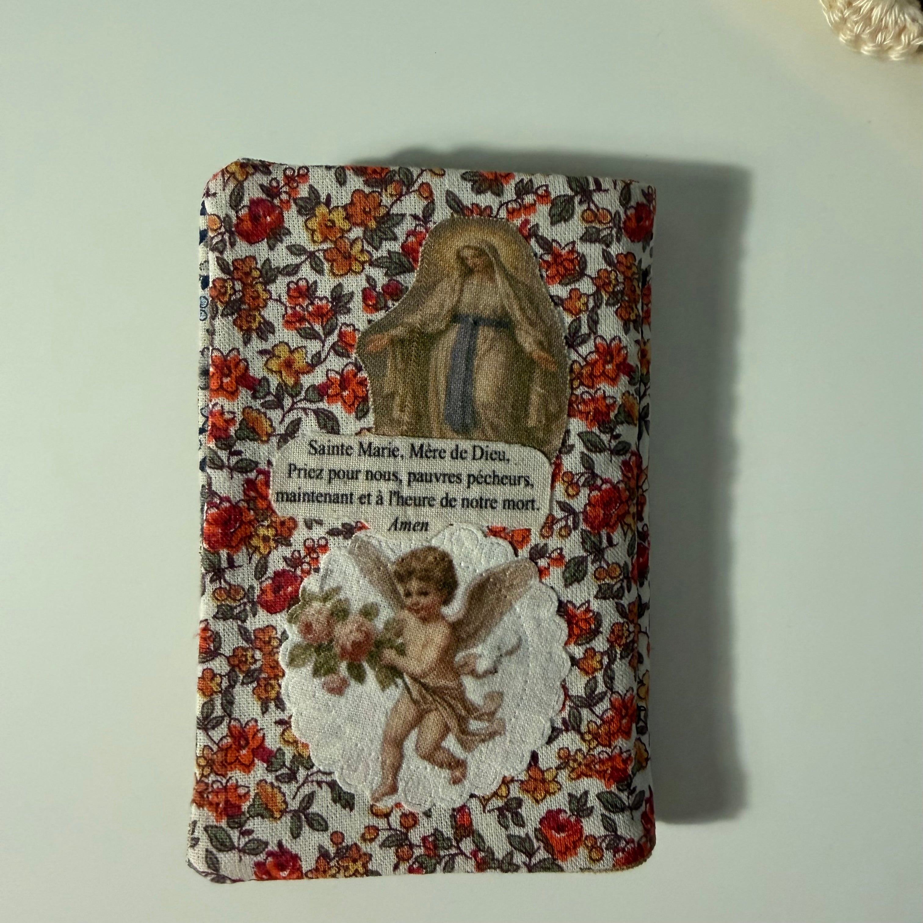 Atelier Séléna - Livre de foi artisanal - petit format - en tissu, fait main - Modèle aléatoire - Délai environ 1 semaine