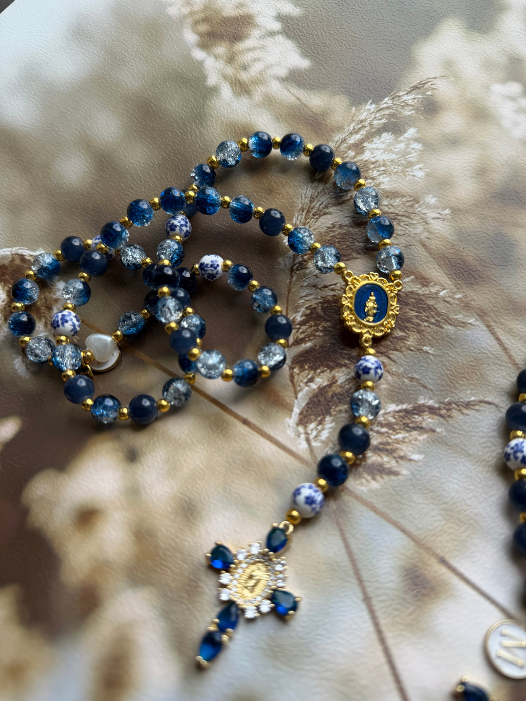 Chapelet personnalisé - Instagram - perles bleu marine + céramique + cœur blanc + initiale M ronde blanche