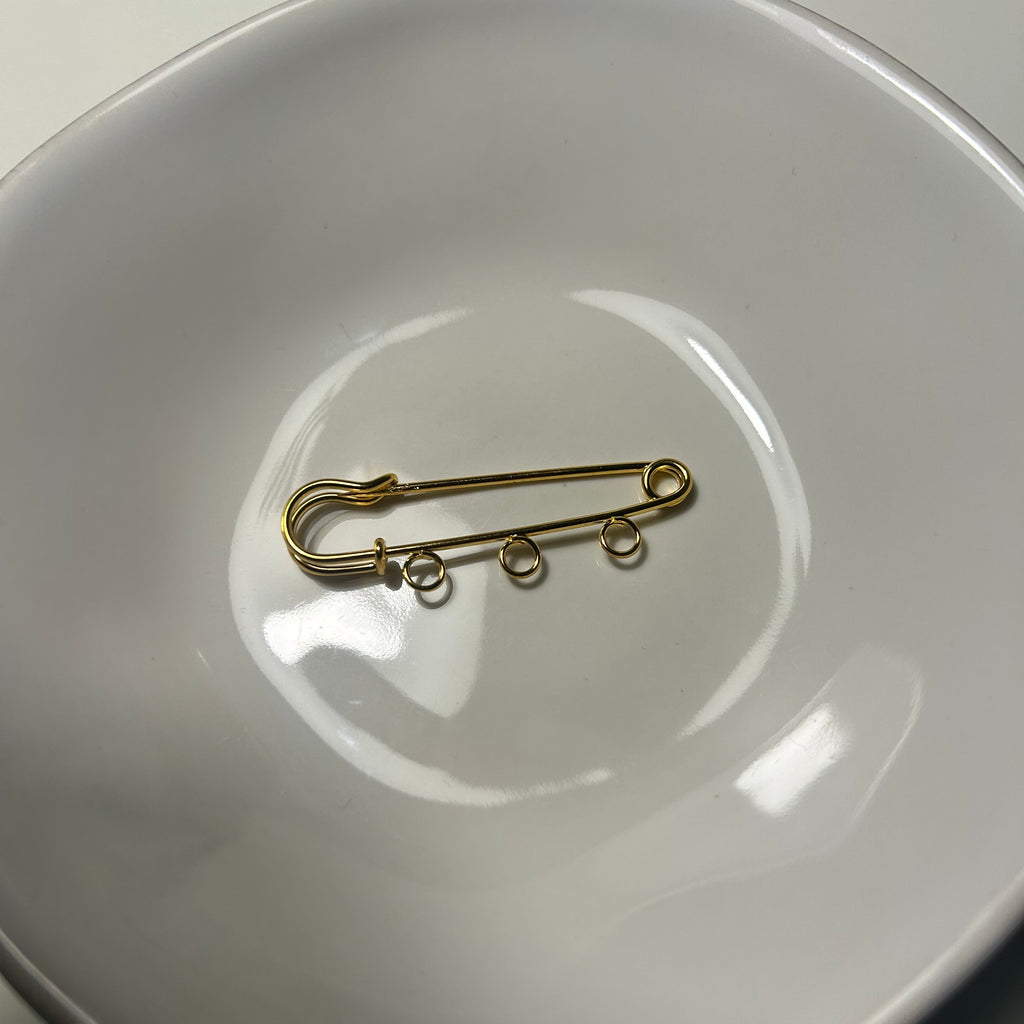 Atelier Séléna - Broche personnalisable dorée - 3 breloques