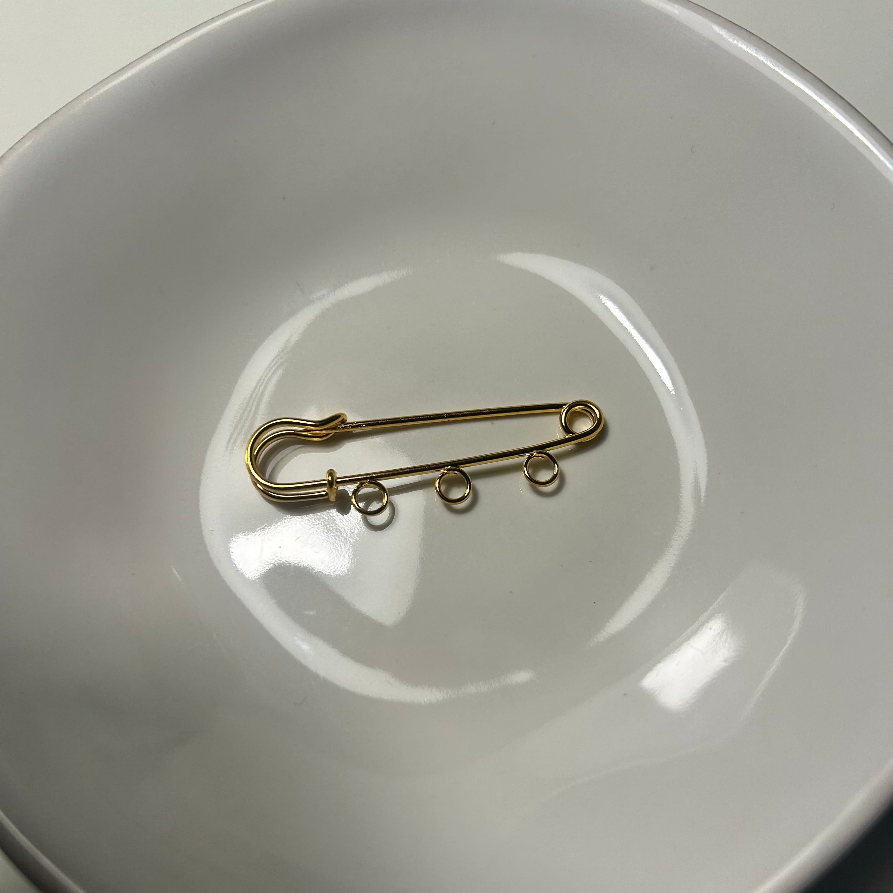 Atelier Séléna - Broche personnalisable dorée - 3 breloques