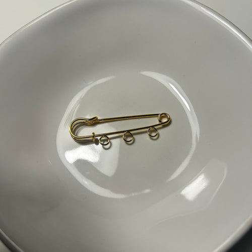 Atelier Séléna - Broche personnalisable dorée - 3 breloques