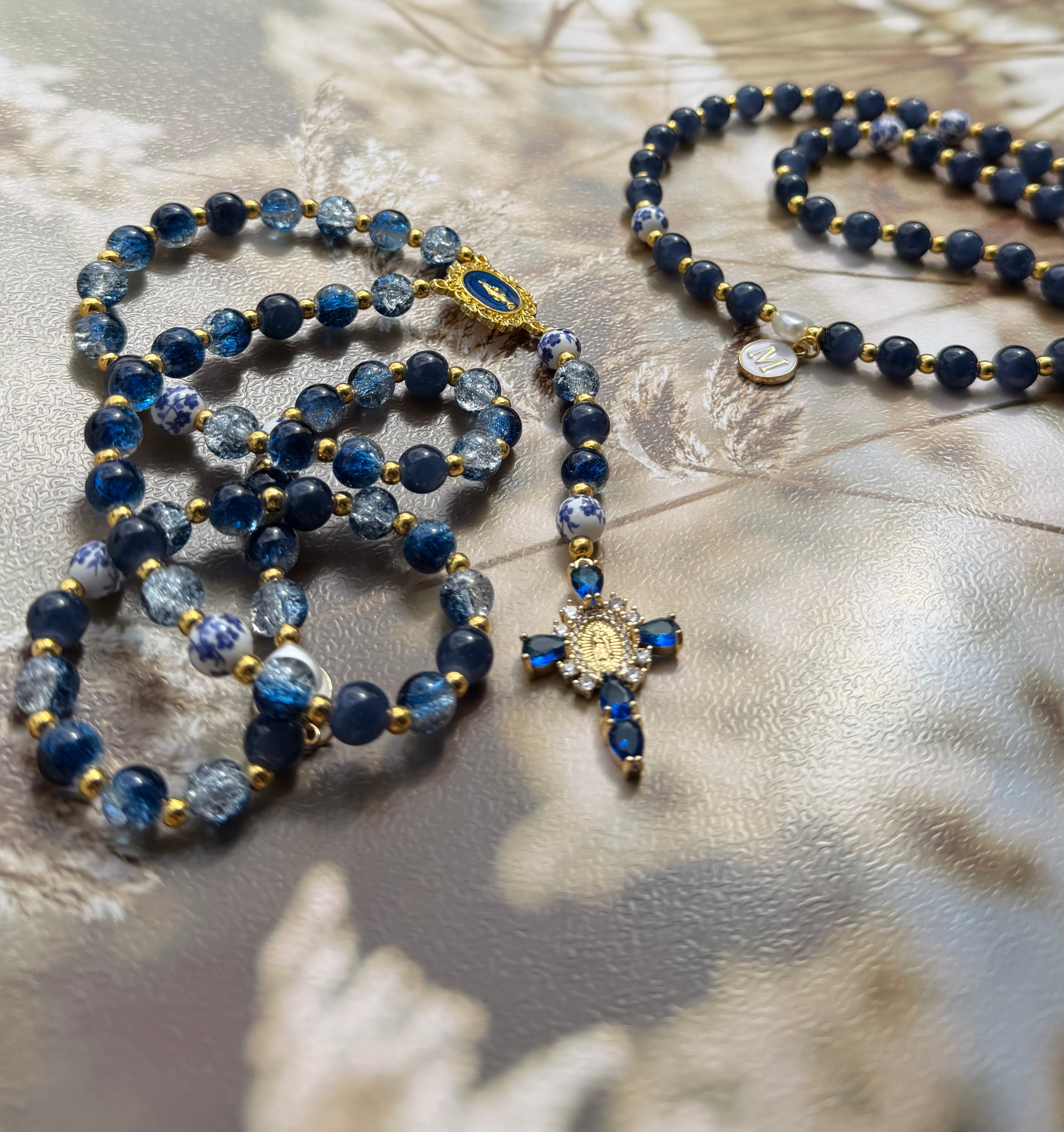 Chapelet personnalisé - Instagram - perles bleu marine + céramique + cœur blanc + initiale M ronde blanche