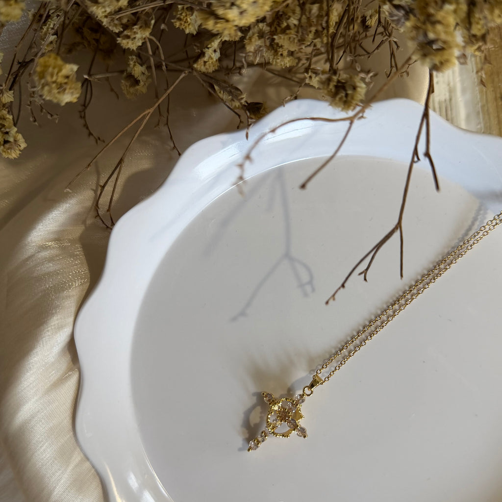 Atelier Séléna - Collier Acier Inoxydable Doré - Croix couronné