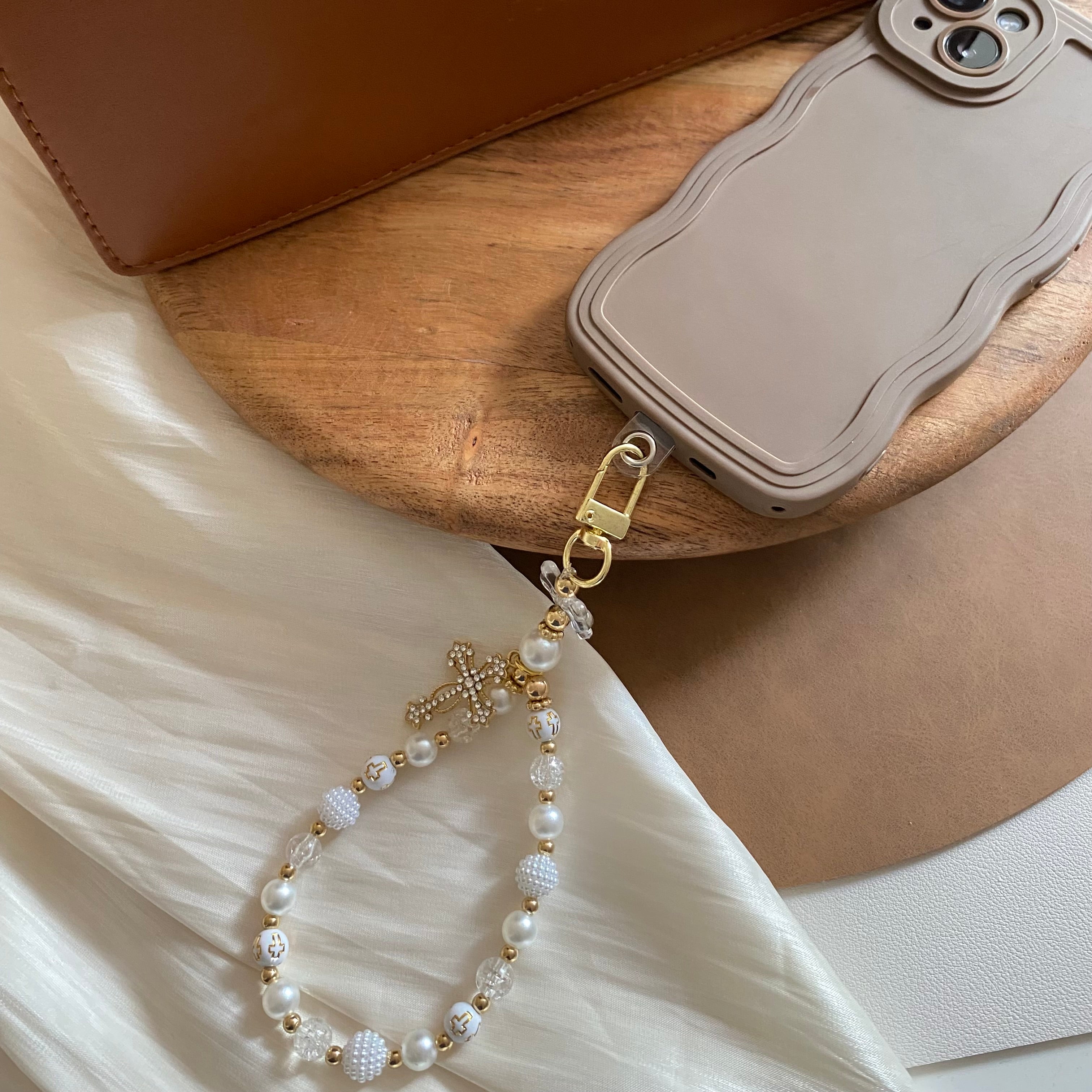 Bijou de téléphone - Élégance Perles et Croix Dorée