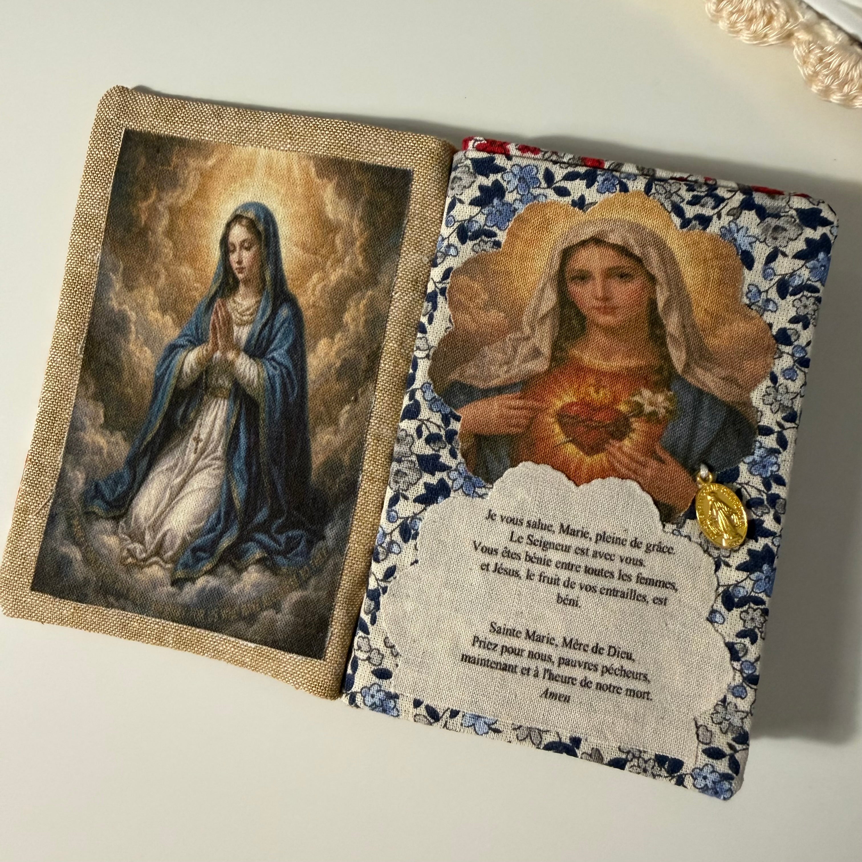 Atelier Séléna - Livre de foi artisanal - petit format - en tissu, fait main - Modèle aléatoire - Délai environ 1 semaine