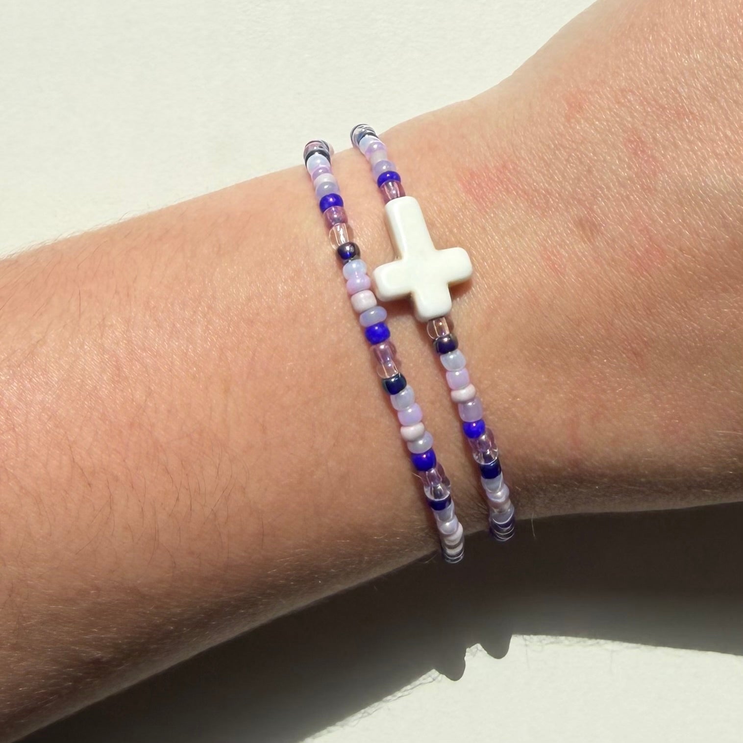 Atelier Séléna - Bracelet Perles de Rocailles + Croix céramique