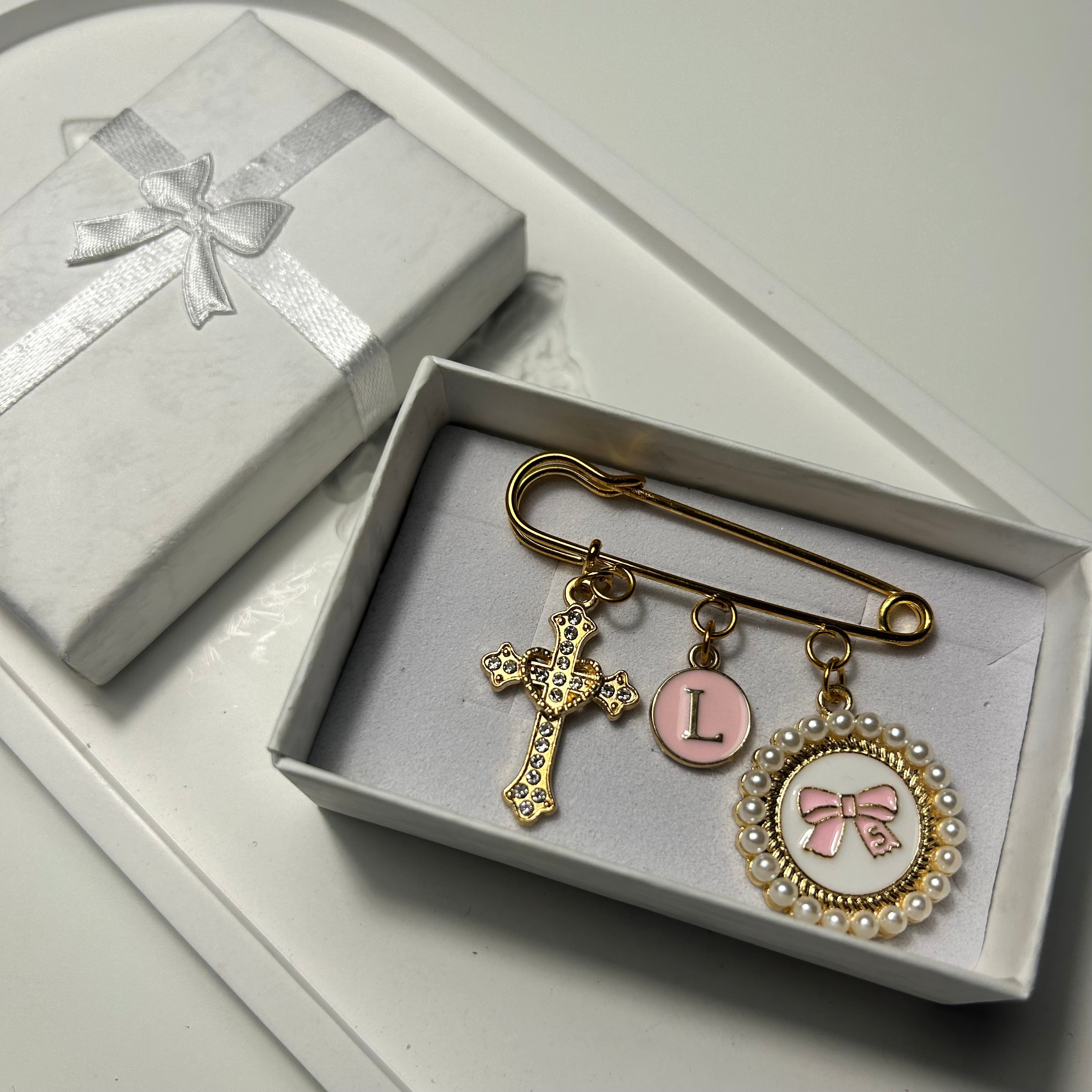 Atelier Séléna - Broche personnalisable dorée - 3 breloques