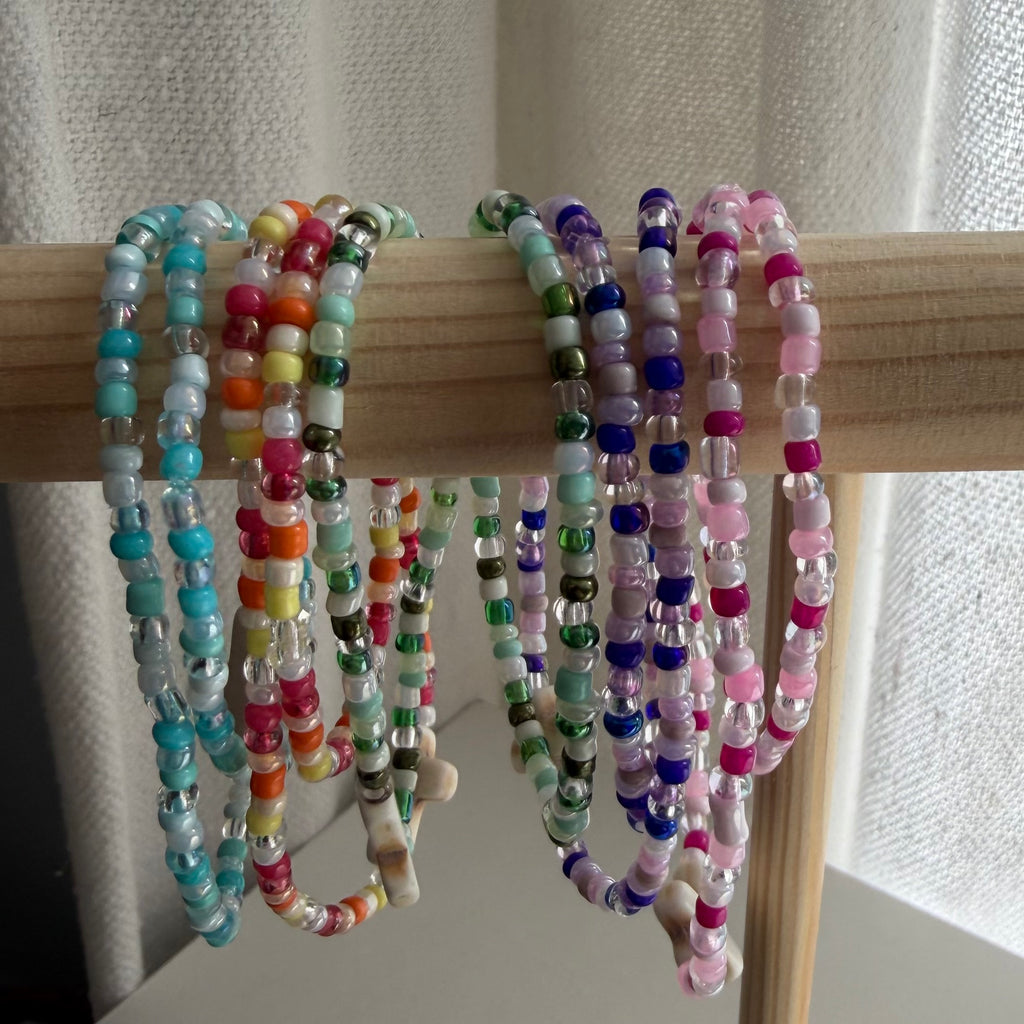 Atelier Séléna - Bracelet Perles de Rocailles + Croix céramique